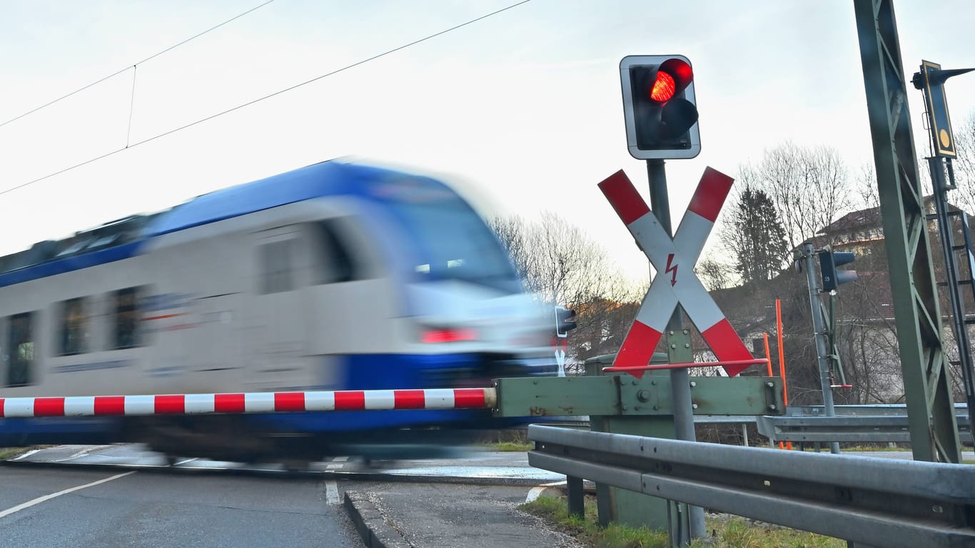 Bahnübergang (Symbolbild): Der Fahrer konnte den Zug nicht rechtzeitig anhalten.