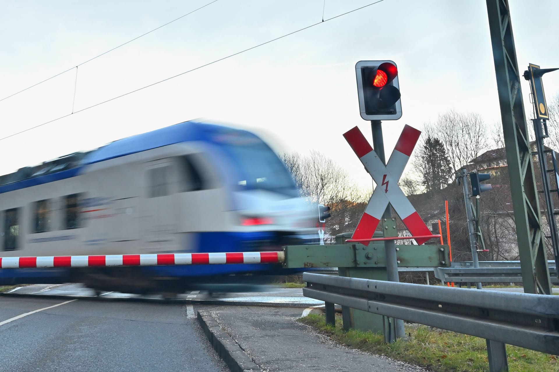 Bahnübergang (Symbolbild): Der Fahrer konnte den Zug nicht rechtzeitig anhalten.