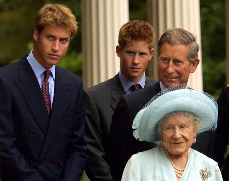 Prinz William, Prinz Harry, König Charles III. und Queen Mum im Jahr 2001