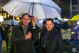 "Leipzig leuchtet" am Montagabend: Auch Oberbürgermeister Jung (l.) und Ministerpräsident Kretschmer waren vor Ort.