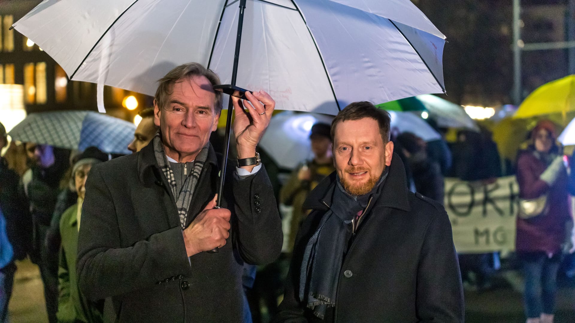 "Leipzig leuchtet" am Montagabend: Auch Oberbürgermeister Jung (l.) und Ministerpräsident Kretschmer waren vor Ort.