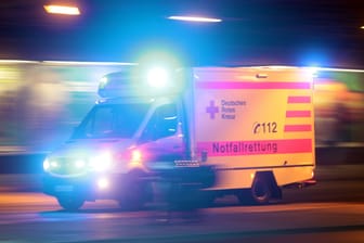 Ein Rettungswagen Roten Kreuzes (Symbolbild): In Brandenburg an der Havel ist ein Kind gestorben.