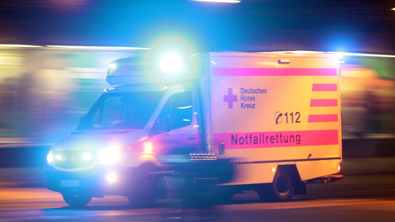 Ein Rettungswagen Roten Kreuzes (Symbolbild): In Brandenburg an der Havel ist ein Kind gestorben.