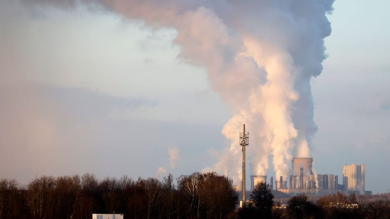 Große Dampfschwaden aus dem Kohlekraftwerk Niederaußem von RWE: Deutschland hatte sein Ziel, bis 2020 insgesamt 40 Prozent an Treibhausgasen einzusparen im Vergleich zu 1990, nicht erreicht.