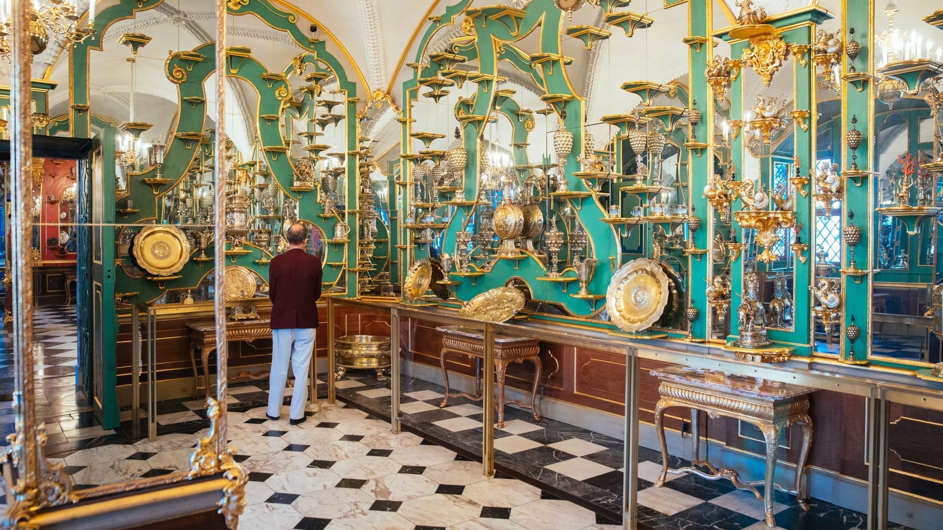 Ein Besucher schaut sich im Juwelenzimmer des Historischen Grünen Gewölbes im Residenzschloss um (Archivbild).