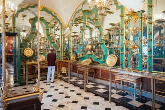 Ein Besucher schaut sich im Juwelenzimmer des Historischen Grünen Gewölbes im Residenzschloss um (Archivbild).