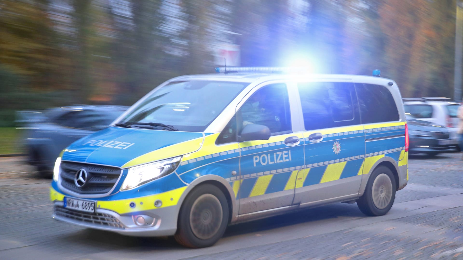 Blaulichteinsatz für die Polizei am frühen Dienstagmorgen (Symbolbild): Ein 56-Jähriger hatte sich mit seinem Wagen überschlagen. Blaulichteinsatz für die Polizei am frühen Dienstagmorgen (Symbolbild): Ein 56-Jähriger hatte sich mit seinem Wagen überschlagen.