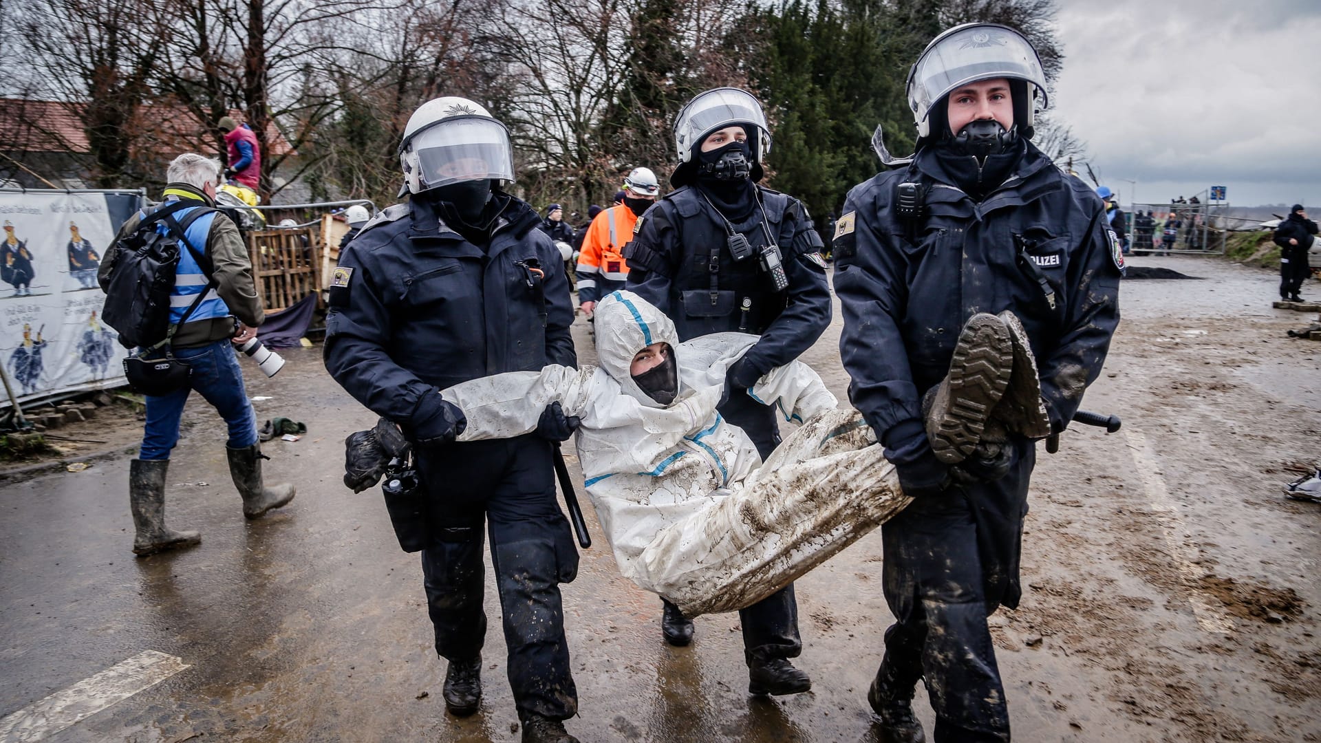 Schon am Mittwoch kam es in Lützerath zu Zusammenstößen zwischen Polizei und Umweltaktivisten.