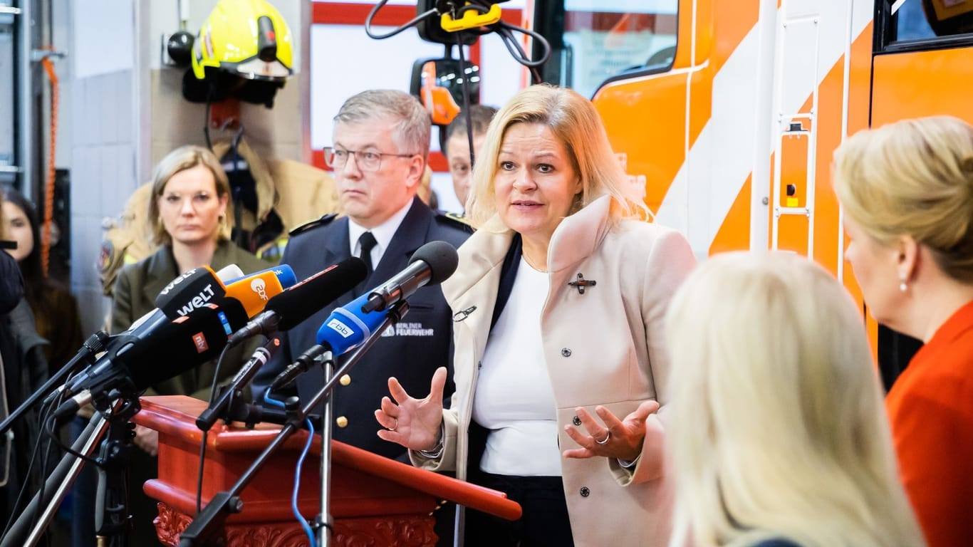 Besuch in der Feuerwehrwache in Neukölln: Nancy Faeser (SPD), Bundesministerin für Inneres und Heimat, spricht anlässlich der Ausschreitungen an Silvester.