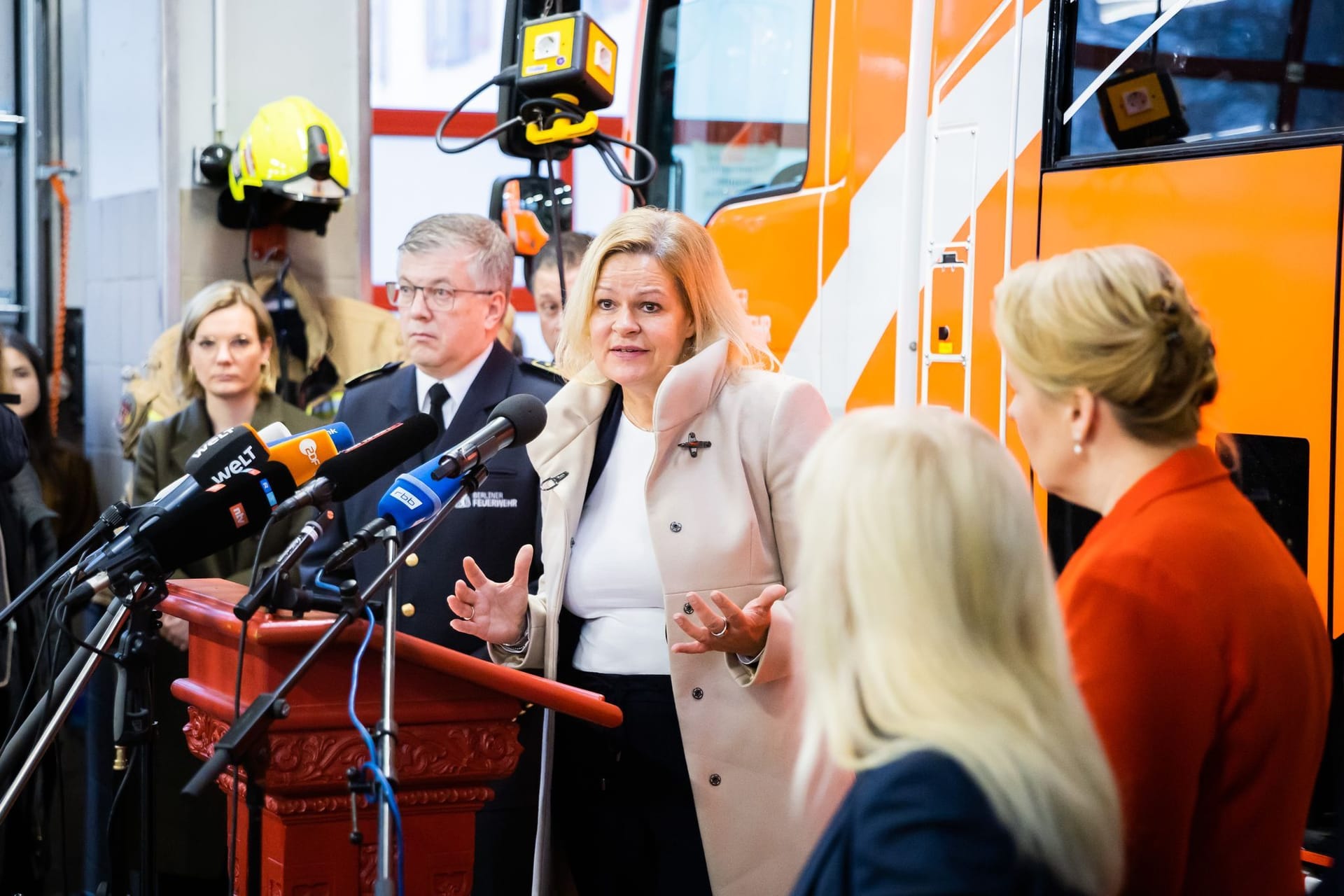 Besuch in der Feuerwehrwache in Neukölln: Nancy Faeser (SPD), Bundesministerin für Inneres und Heimat, spricht anlässlich der Ausschreitungen an Silvester.