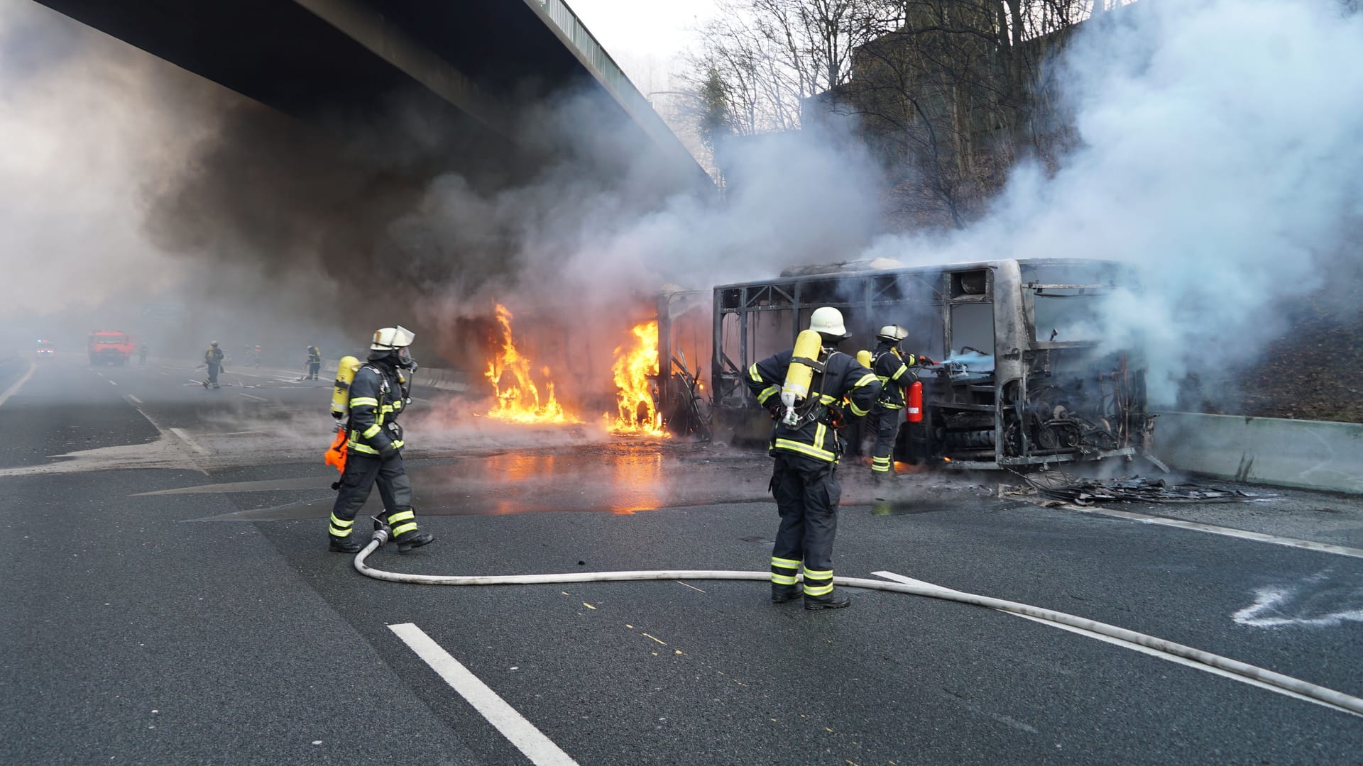 Ein brennender Bus sorgt für Staus auf der A1: Die Autobahn ist Richtung Norden gesperrt.