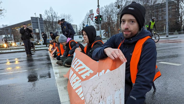 Zehn Aktivisten der "Letzten Generation" klebten am Freitagmorgen auf einer Dresdener Kreuzung.