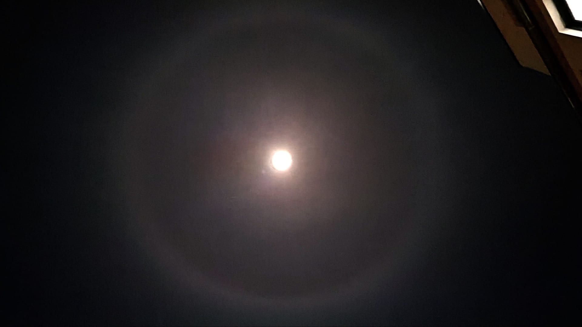 Ein Lichtschein zeichnet sich um den Mond herum ab: Die Wissenschaft spricht von einem "Halo", also "Heiligenschein".