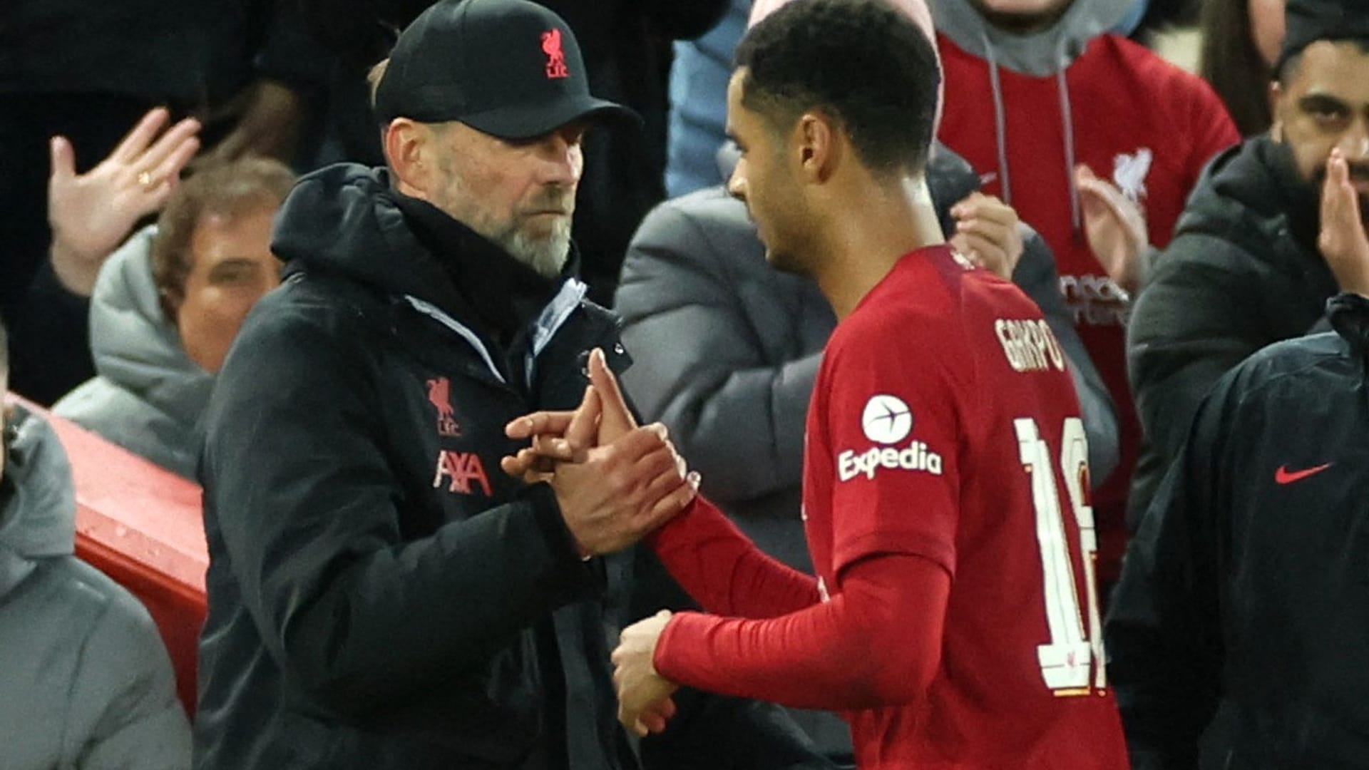 Cody Gakpo schüttelt die Hand von Liverpools Trainer Jürgen Klopp.