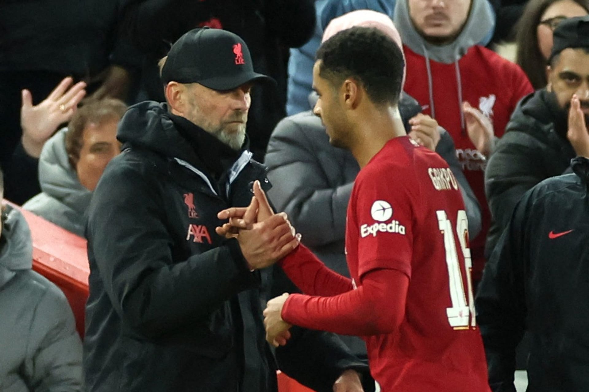 Cody Gakpo schüttelt die Hand von Liverpools Trainer Jürgen Klopp.
