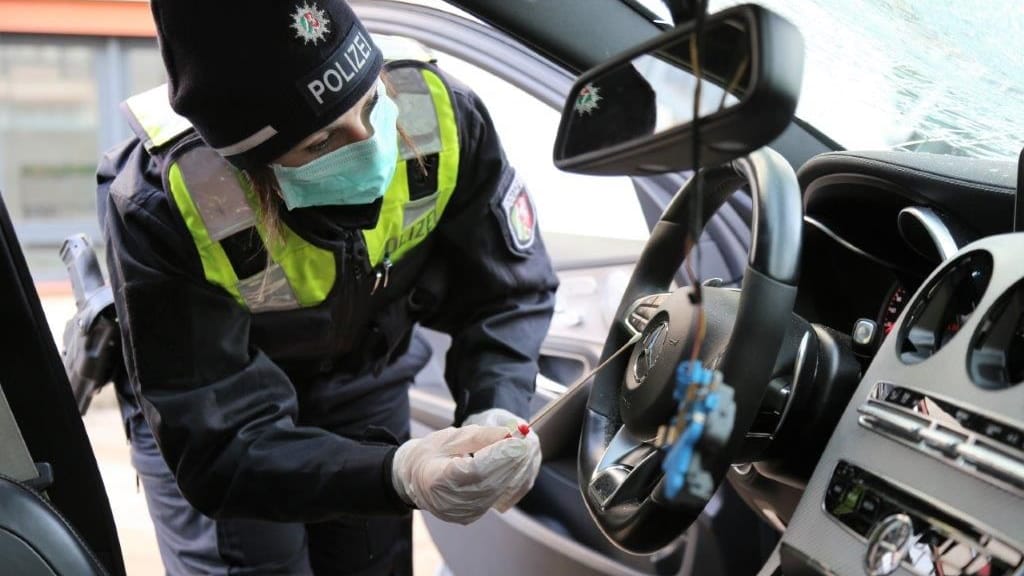 Eine Polizistin sammelt Spuren im Wagen: Der 21-jährige Verdächtige kommuniziert nur über einen Anwalt mit den Ermittlern.