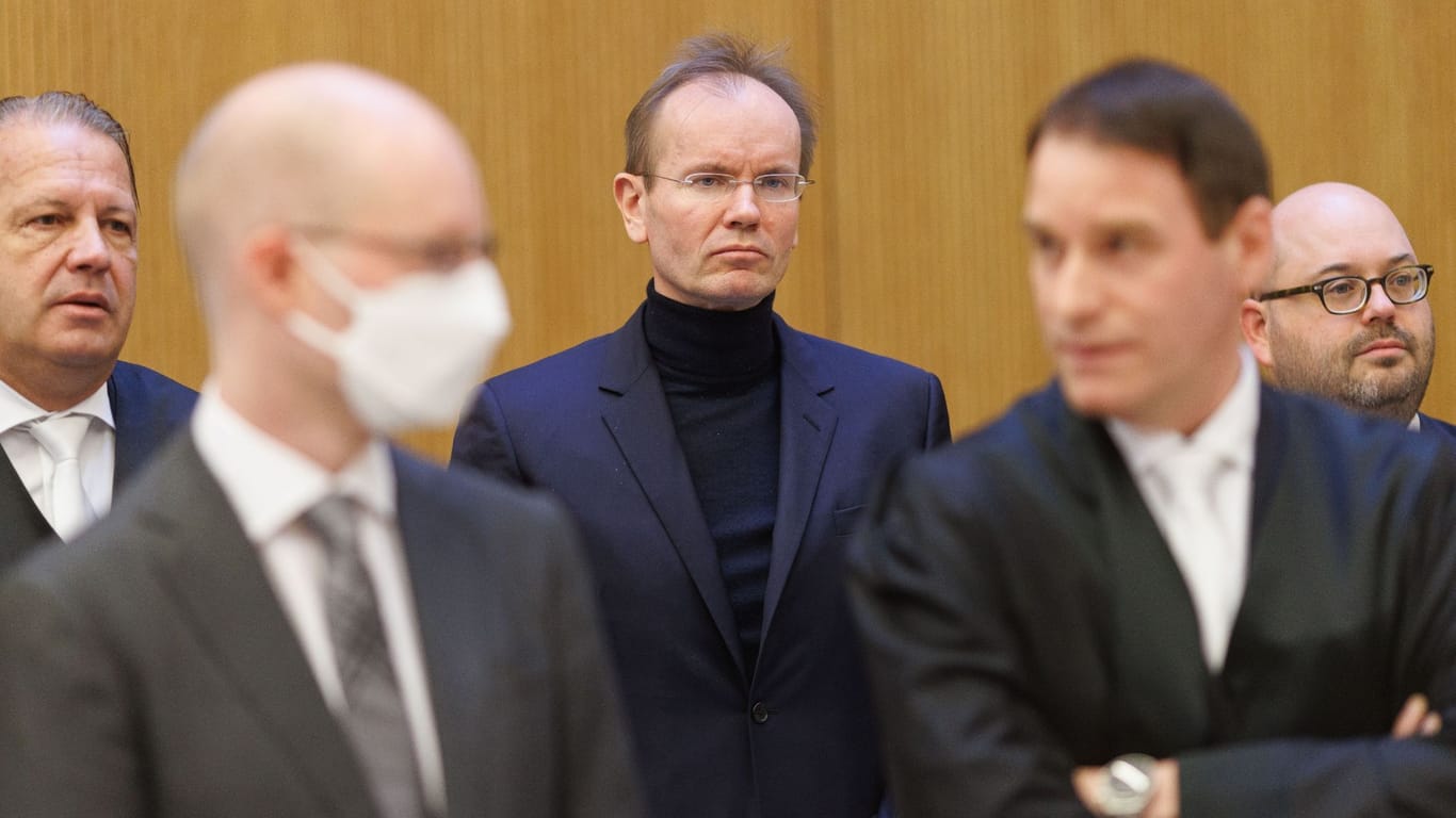 Der frühere Wirecard-Manager und Kronzeuge Oliver Bellenhaus (2.v.l) und der frühere Wirecard-Chef Markus Braun (Mitte) im Gerichtssaal. Der Prozess gegen sie begann im Dezember.
