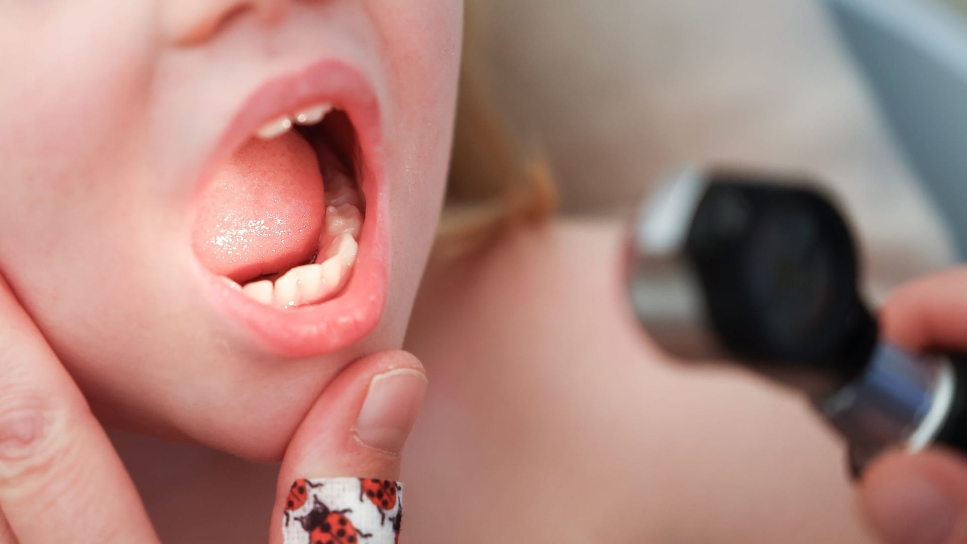 Ein Kind bei einer ärztlichen Untersuchung (Symbolfoto): Die Situation bei der Versorgung von Kindern ist äußerst angespannt. Ein Kind bei einer ärztlichen Untersuchung (Symbolfoto): Die Situation bei der Versorgung von Kindern ist äußerst angespannt.