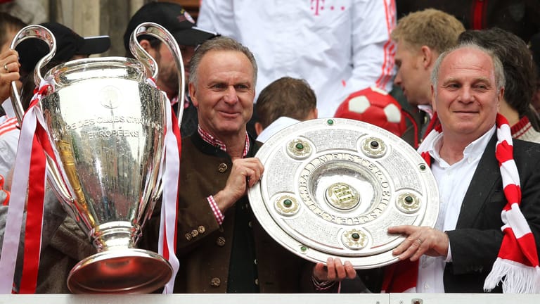Karl-Heinz Rummenigge (l.) und Uli Hoeneß: Schon als Spieler teilten die beiden das Zimmer beim FC Bayern. Nach ihrer Karriere führten sie die Münchner dann auch als Verantwortliche des Klubs zu unzähligen Titeln.
