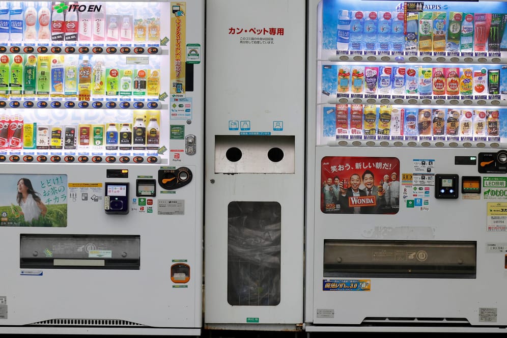 In einem Bahnhof in der Tokyo Bay Area stehen Verkaufsautomaten: Bereits drei Walfleischautomaten wurden seit Beginn des Jahres eröffnet.