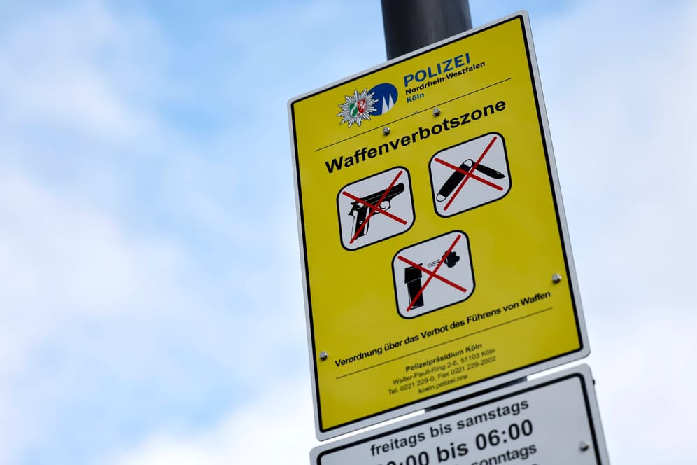 Schild Waffenverbotszone: Am Kölner Hauptbahnhof ist das Mitführen von gefährlichen Gegenständen bald verboten.