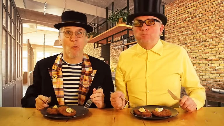 Kölner Künstler im "Schnitzel-Song"-Video: Die Aufregung kann das Duo nicht nachvollziehen.