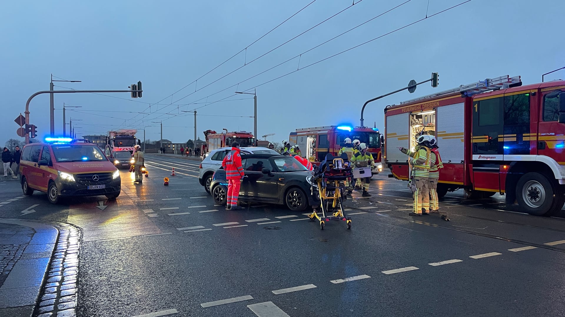 Am Montagmorgen waren 24 Kameraden der Feuerwehr Dresden im Einsatz.