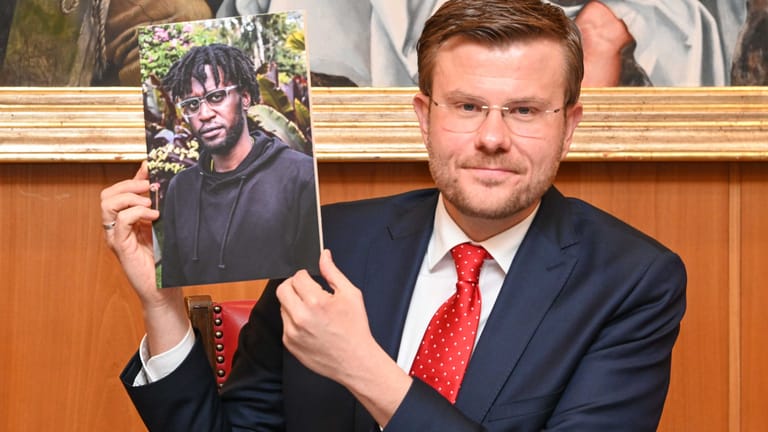Oberbürgermeister Marcus König gibt den Sieger des diesjährigen Menschenrechtspreises bekannt: Es ist Malcolm Bidali.