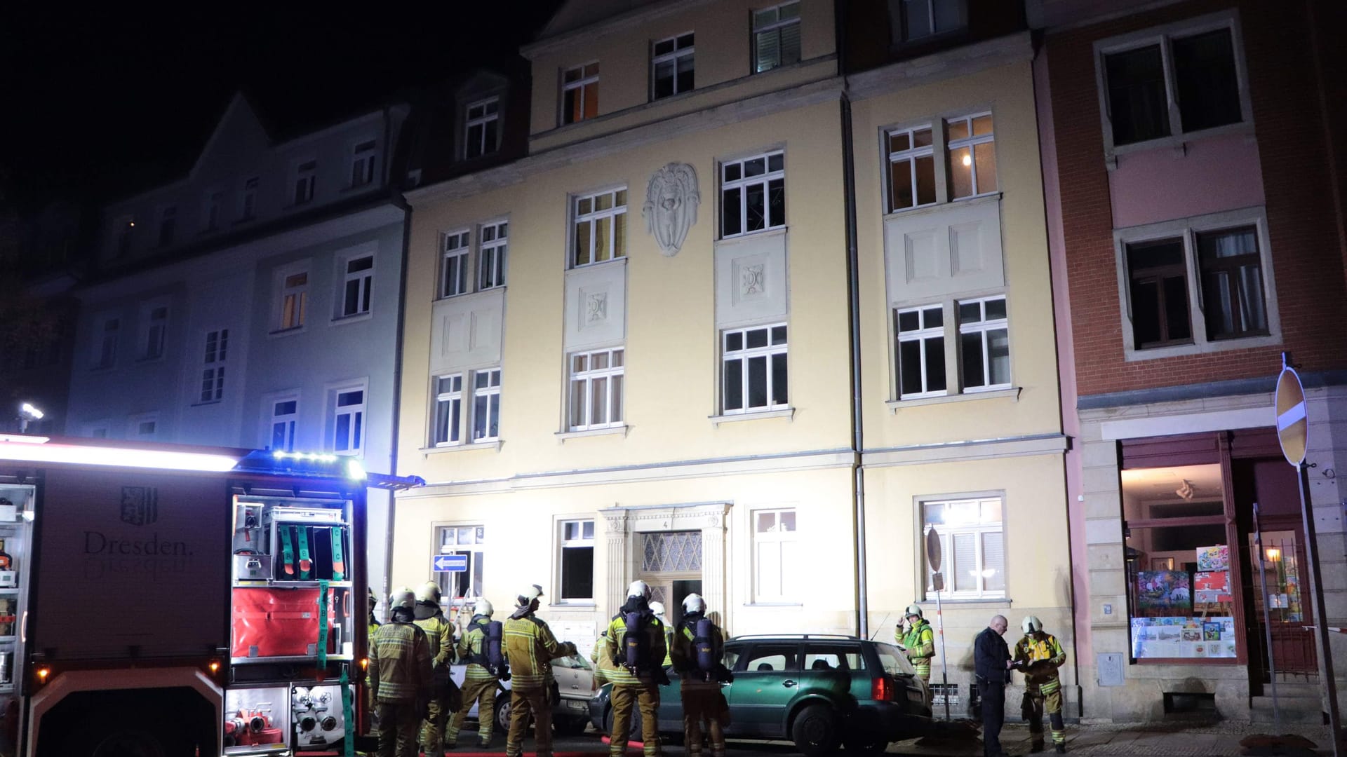 Im Anschluss der Löscharbeiten wurde das Wohnhaus aufwändig belüftet, um den giftigen Brandrauch zu entfernen. Im Anschluss der Löscharbeiten wurde das Wohnhaus aufwändig belüftet, um den giftigen Brandrauch zu entfernen.