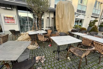 Umgekippte Stühle, zerkratzte Tische, zerstörte Abdeckungen für Pflanzen. In der Silvesternacht randalierten Unbekannte auf der Terrasse des Restaurants "Mühlenstein" in Wedel.