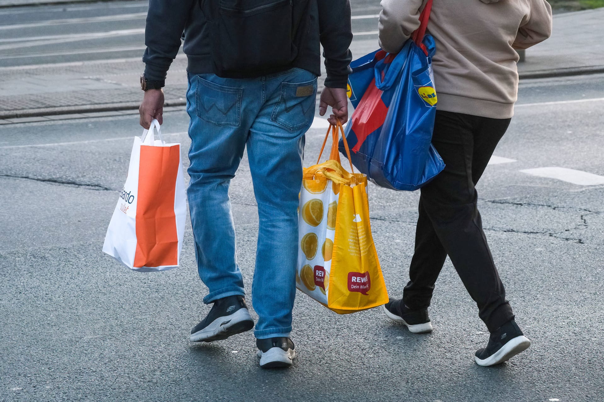 Menschen mit Einkaufstüten (Symbolbild): Die Inflation kostete Hartz-IV-Empfänger laut DGB Hunderte Euro Kaufkraft.