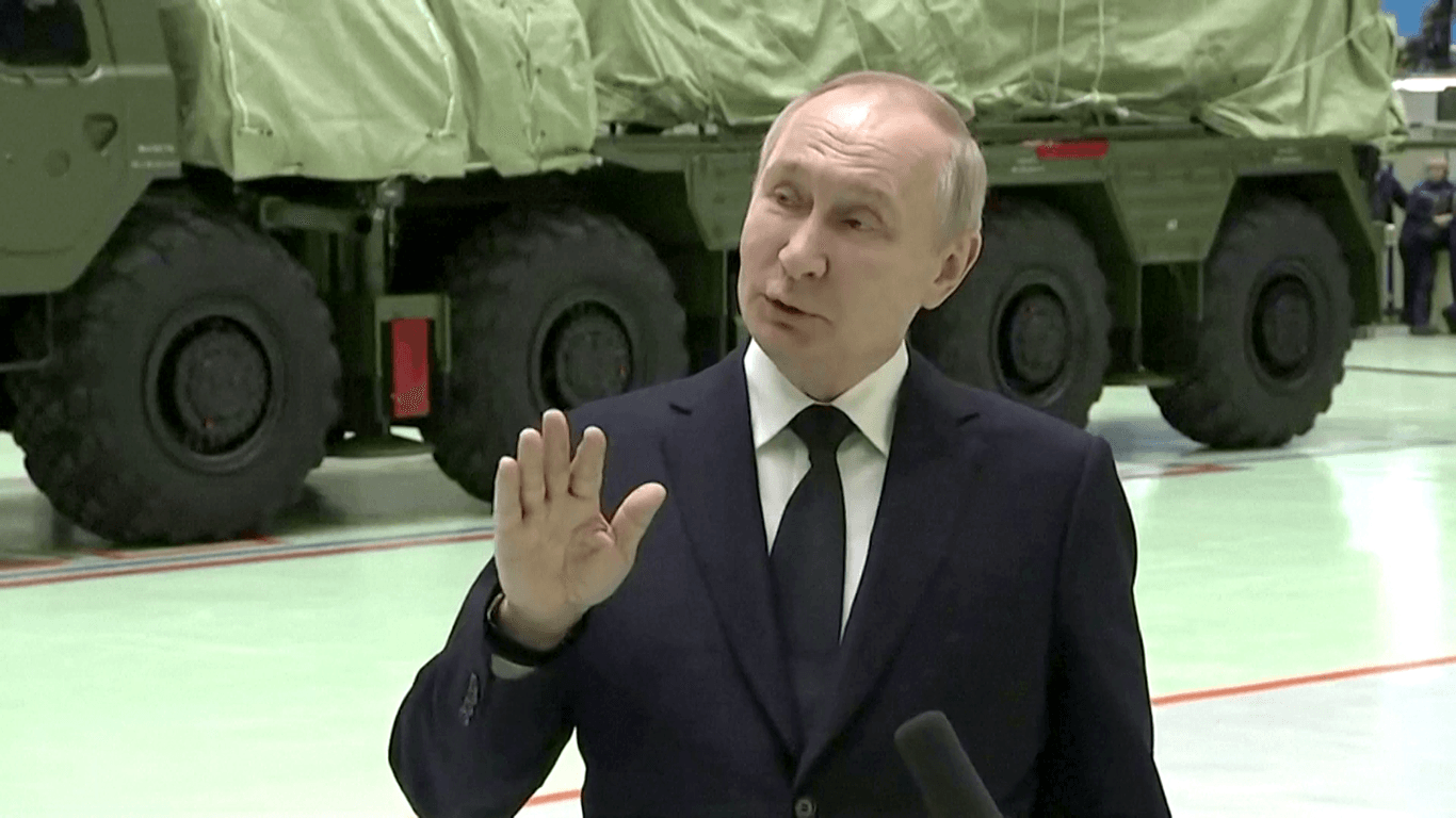 Putin spricht mit Arbeitern einer Raketenfabrik