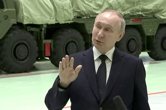 Putin spricht mit Arbeitern einer Raketenfabrik
