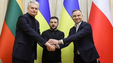Andrzej Duda (r.) trifft den ukrainischen Präsidenten Selenskyj und den litauischen Amtskollegen Gitanas Nausėda im Lwiw: Polen will eine Koalition zur Lieferung von Kampfpanzern bilden.