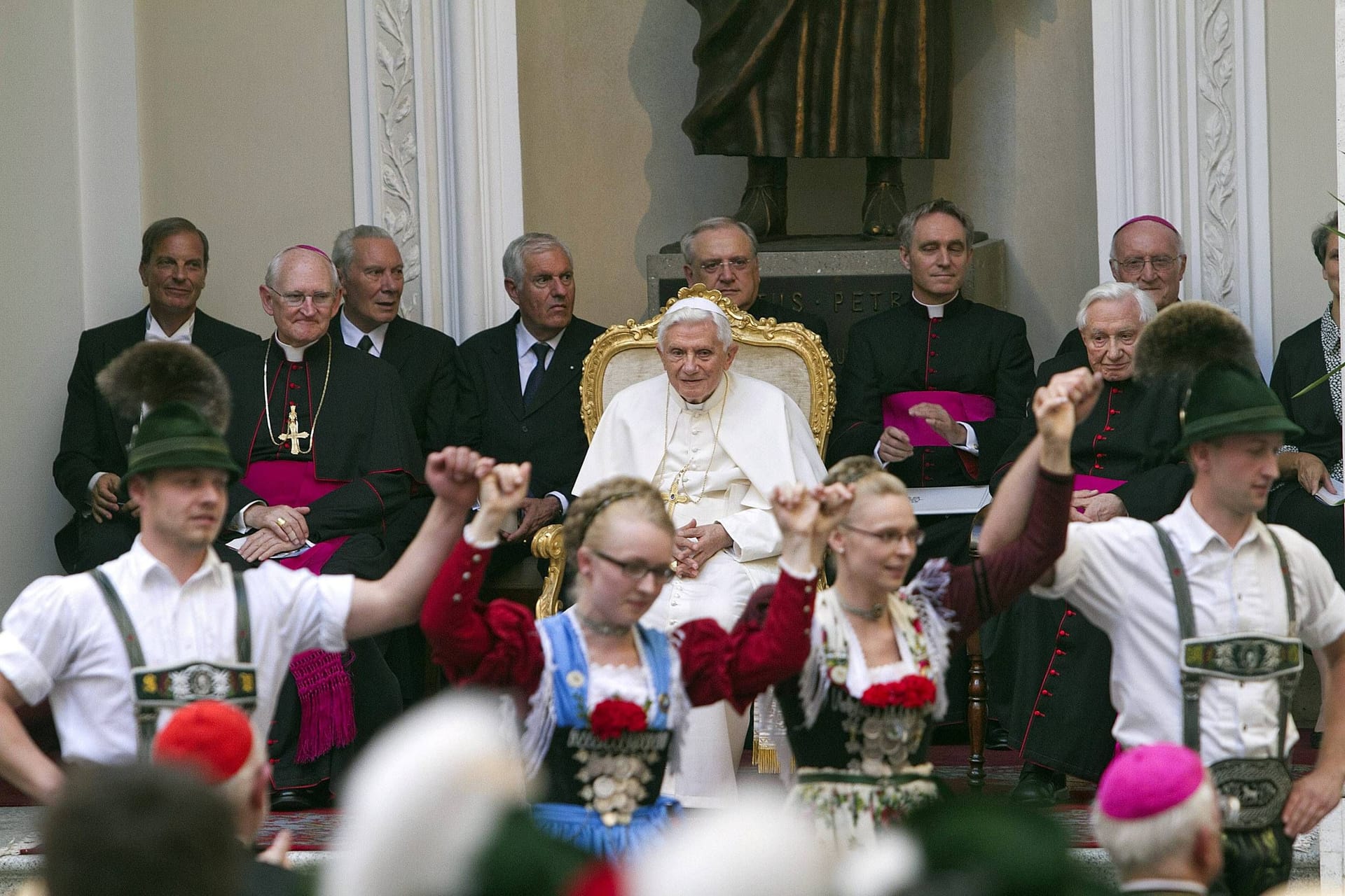 Volksmusikanten, Trachtler und Gebirgsschützen bei einem bayerischen Festabend für Papst Benedikt XVI. (Archivbild): Auch nach dem Tod würdigen ihn die Traditionalisten.