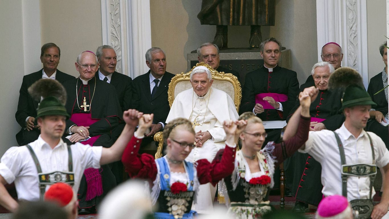 Volksmusikanten, Trachtler und Gebirgsschützen bei einem bayerischen Festabend für Papst Benedikt XVI. (Archivbild): Auch nach dem Tod würdigen ihn die Traditionalisten.