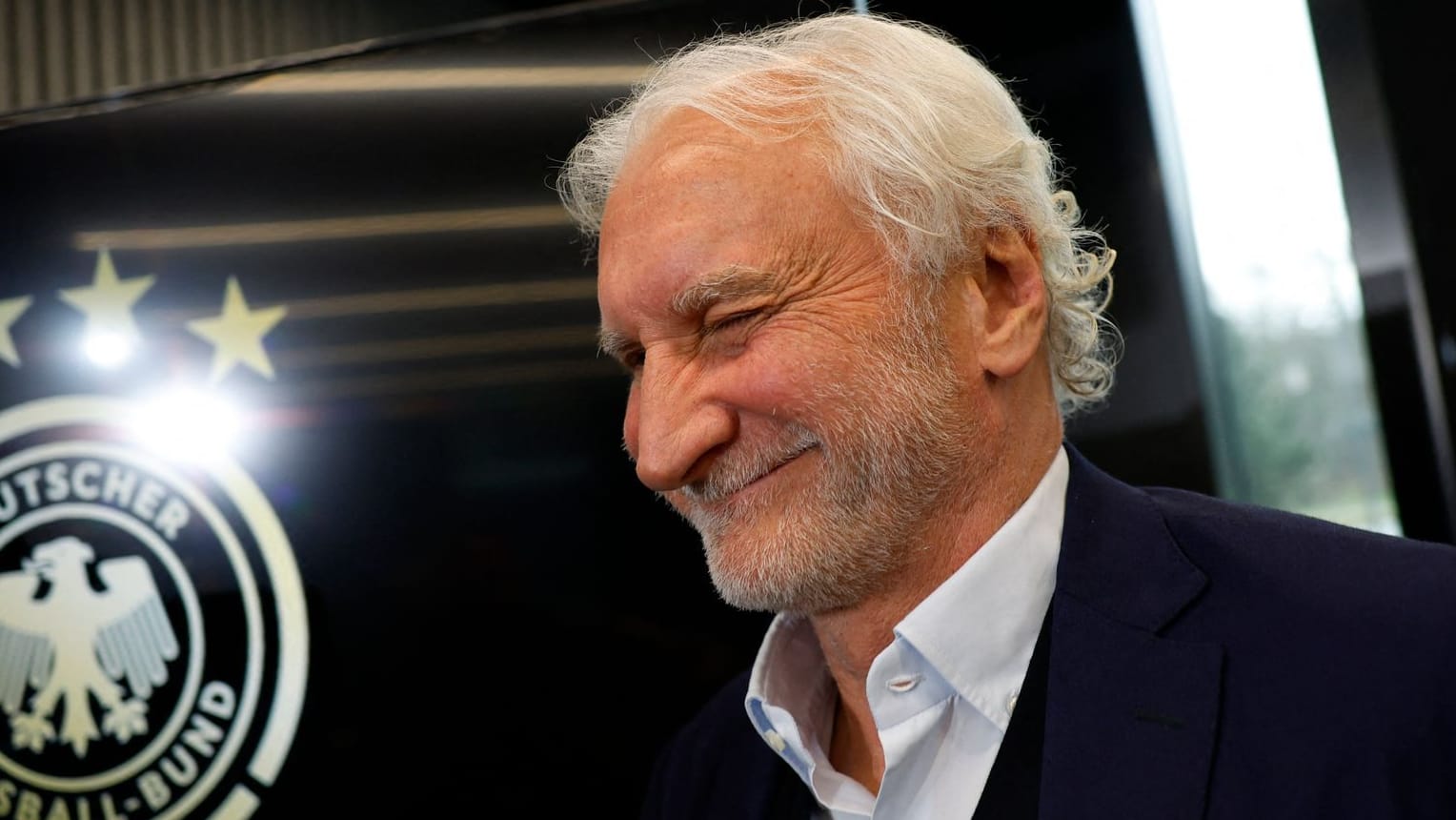 Rudi Völler: Der neue DFB-Direktor glaubt, dass die Nationalmannschaft um den Titel bei der Heim-EM mitspielen kann.