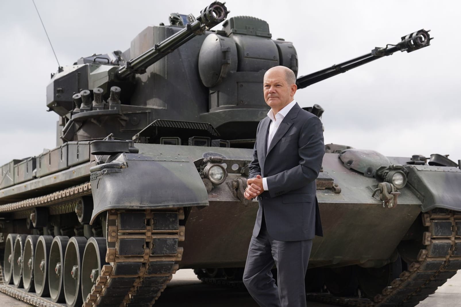 Kanzler Scholz vor einem Flackpanzer "Gepard".