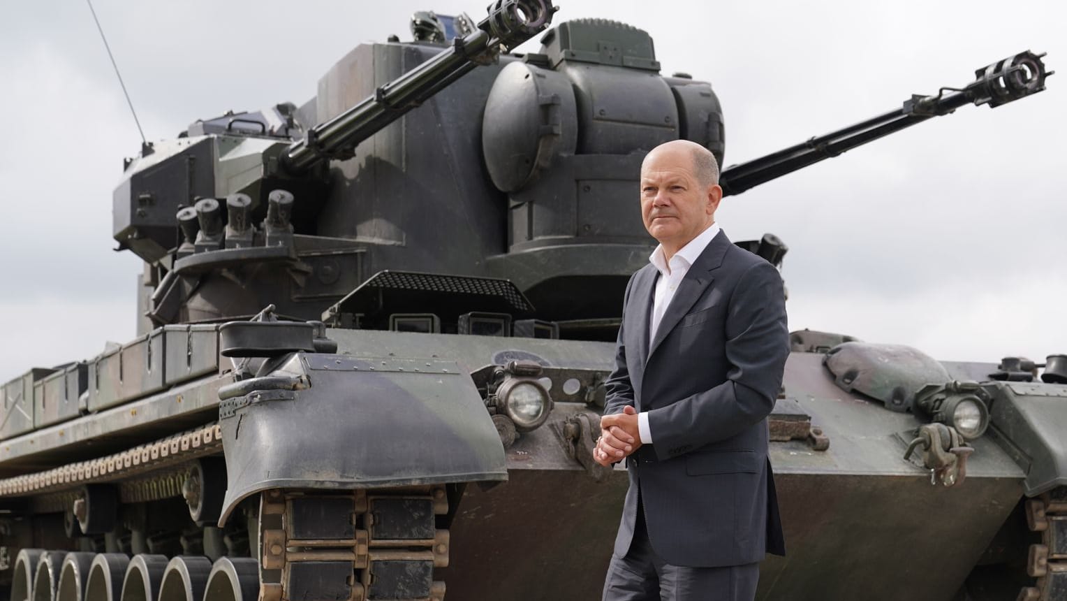 Kanzler Scholz vor einem Flackpanzer "Gepard".