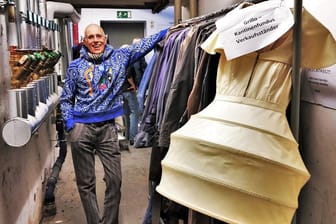 Kostümdirektor Ulrich Lott Kostümdirektor Ulrich Lot: Rechtzeitig zur fünften Jahreszeit verkauft er mit dem Theater Kleider aus unterschiedlichsten Inszenierungen.