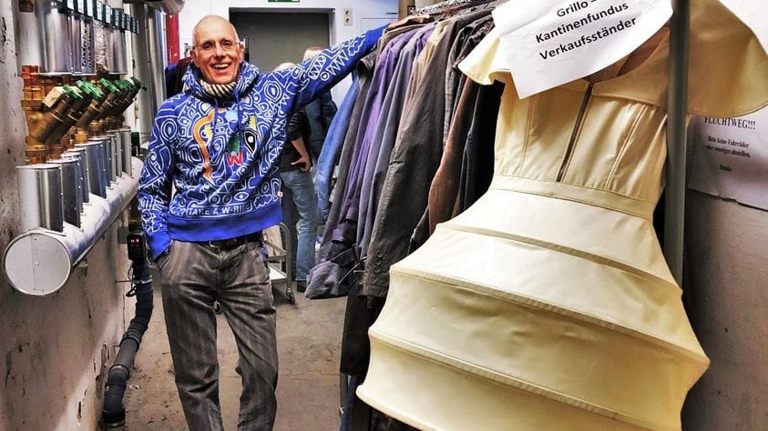 Kostümdirektor Ulrich Lott Kostümdirektor Ulrich Lot: Rechtzeitig zur fünften Jahreszeit verkauft er mit dem Theater Kleider aus unterschiedlichsten Inszenierungen. Kostümdirektor Ulrich Lott Kostümdirektor Ulrich Lot: Rechtzeitig zur fünften Jahreszeit verkauft er mit dem Theater Kleider aus unterschiedlichsten Inszenierungen.