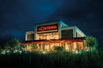 L'Osteria-Filliale bei Nacht: Die Restaurantkette wurde bei der Transaktion mit etwa 400 Millionen Euro bewertet.