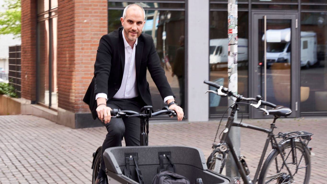 Belit Onay auf einem Lastenrad (Archivbild): in puncto Mobilitätswende in Hannover liegt ChatGPT nah bei den tatsächlichen Positionen des hannoverschen Oberbürgermeisters.