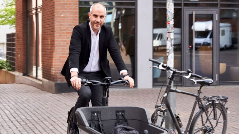Belit Onay auf einem Lastenrad (Archivbild): in puncto Mobilitätswende in Hannover liegt ChatGPT nah bei den tatsächlichen Positionen des hannoverschen Oberbürgermeisters.