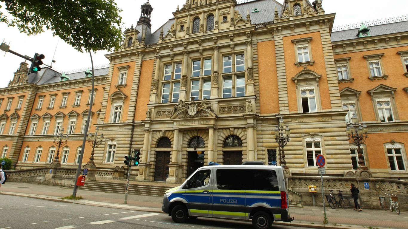 Das Landgericht Hamburg am Sievekingplatz 1 (Symbolbild): Die Frau stach nach eigenen Angaben aus Wut zu.