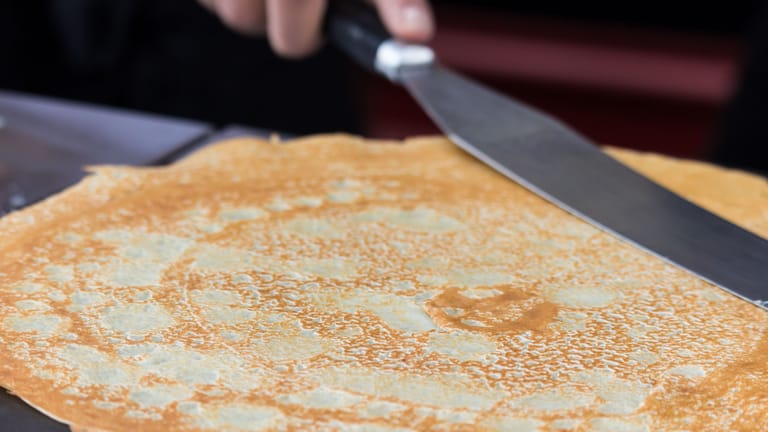 Mit einem Crêpes-Maker gelingen leckere dünne Pfannkuchen schnell und mühelos.