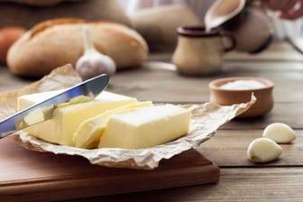 Butter im Papier: Bezeichnungen wie Alpenbutter, Weide- oder Bergbauernbutter sind nicht gesetzlich geregelt.