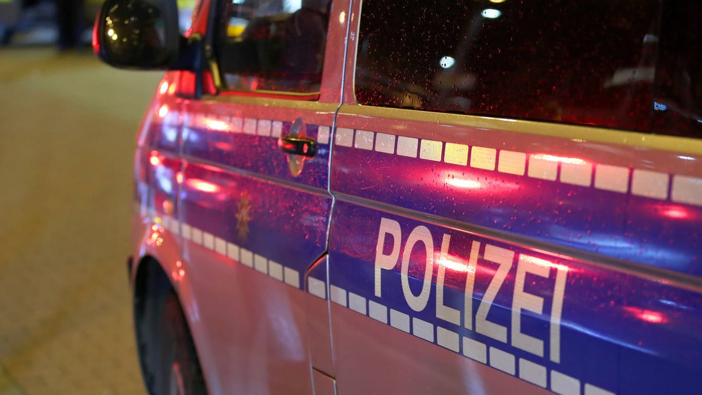 Düsseldorf, Ein Einsatzwagen der Polizei (Symbolbild): Ein Mann hat in Hannover einen ungewöhnlichen Einsatz ausgelöst.
