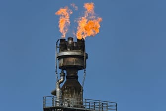 Industriegelände der PCK-Raffinerie: Überschüssiges Gas wird auf hier verbrannt.