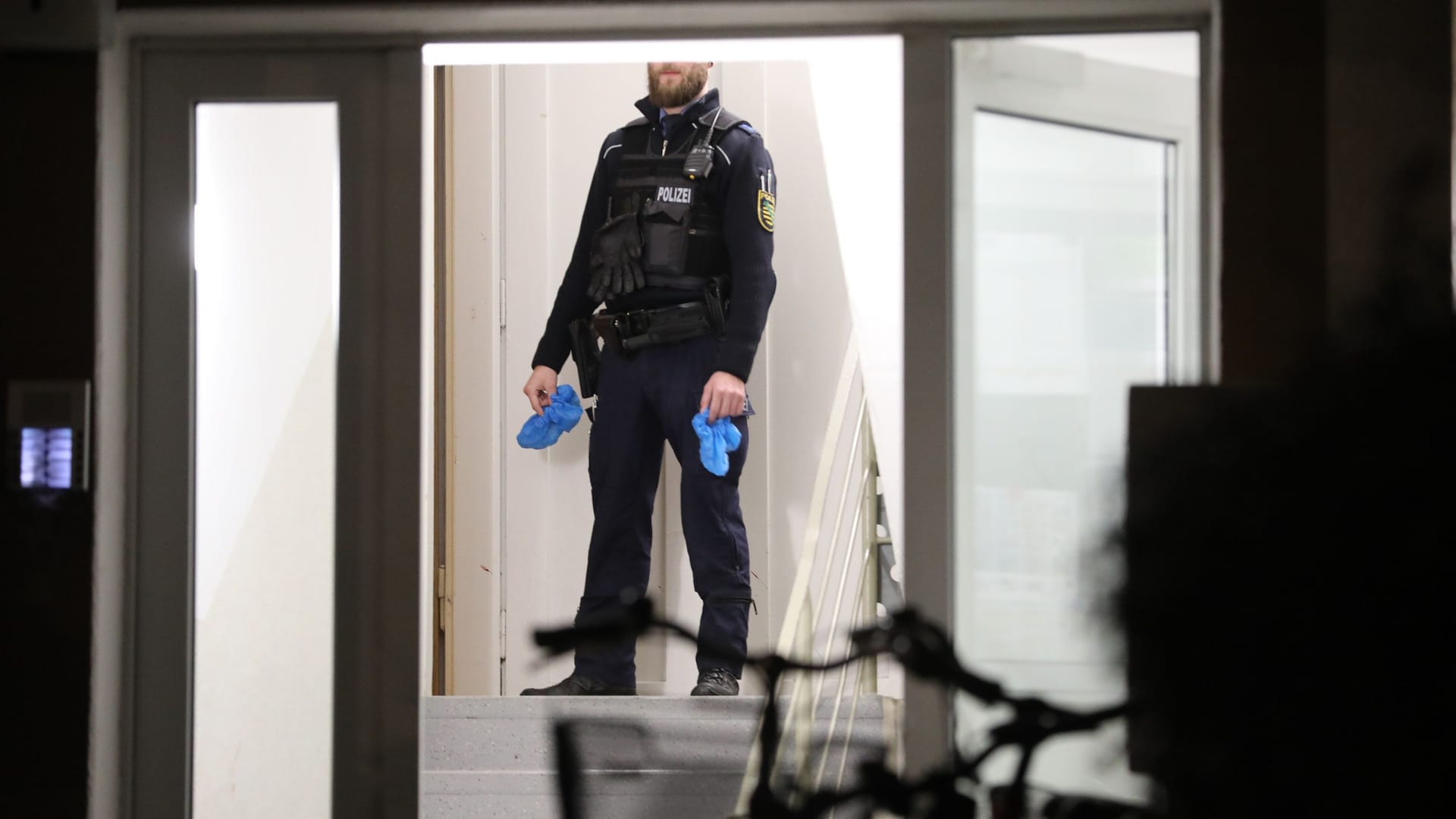Die Kriminalpolizei suchte noch am späten Abend, auch vor dem Wohnhaus, nach der Tatwaffe und sicherte erste Spuren.